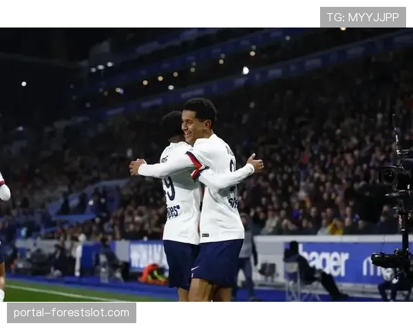 第83分钟帕尼切利点球命中，斯特拉斯堡主场球迷起立欢呼